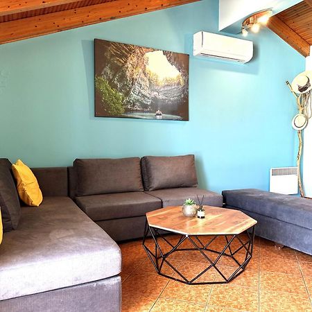 Liberator Attic Apartment อาร์กอสโตลี ภายนอก รูปภาพ