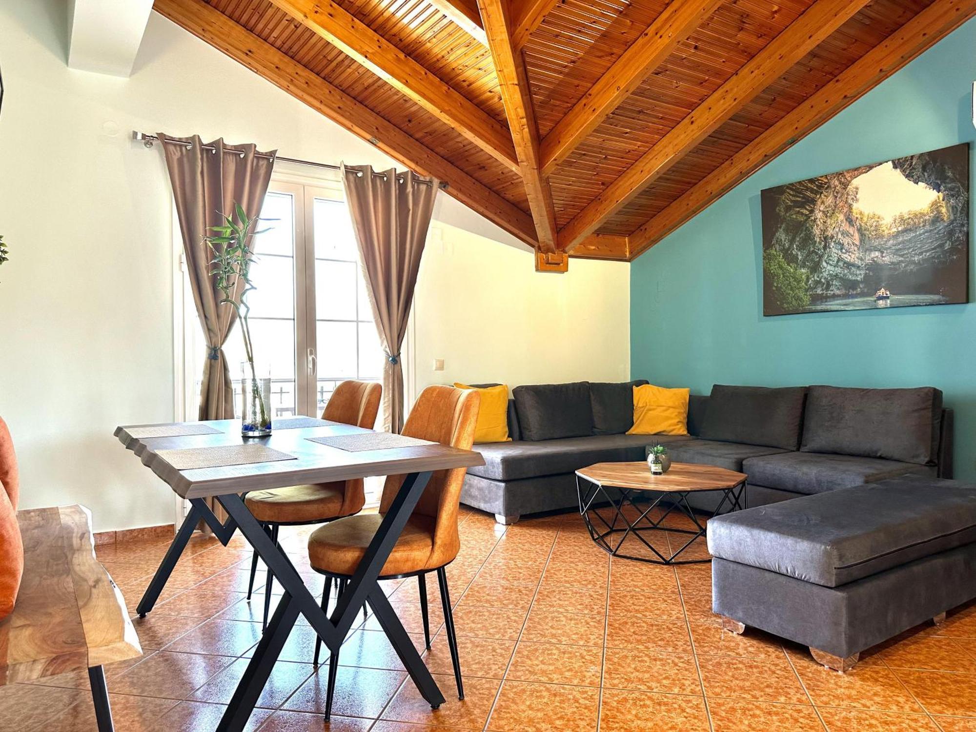 Liberator Attic Apartment อาร์กอสโตลี ภายนอก รูปภาพ