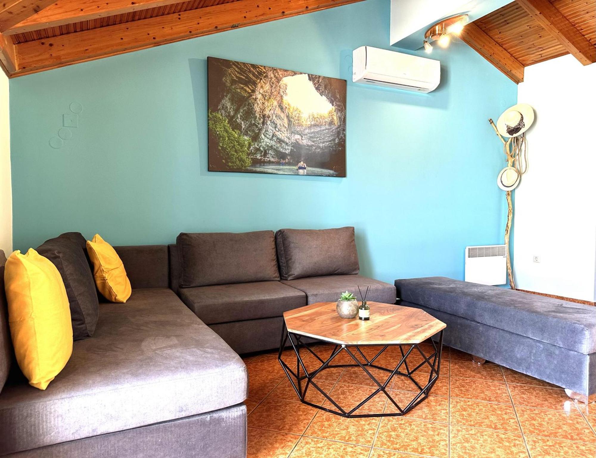 Liberator Attic Apartment อาร์กอสโตลี ภายนอก รูปภาพ